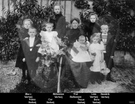 Gezinsfoto Geertruida Theodora (Trui) Baltussen en haar kinderen in 1902, 1 jaar nadat haar man was overleden